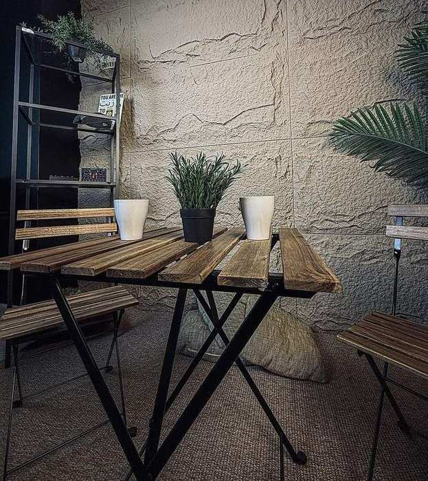 Courtyard corner table detail